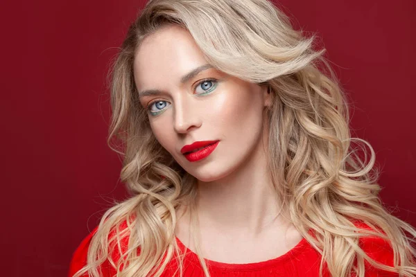 Colorido Retrato Estudio Una Hermosa Mujer Rubia Con Peinado Rizado — Foto de Stock