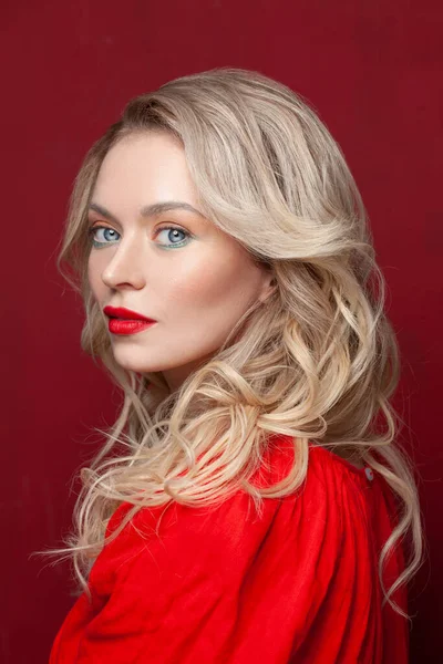 Mulher Elegante Com Cabelo Loiro Maquiagem Lábios Vermelhos Fundo Vermelho — Fotografia de Stock