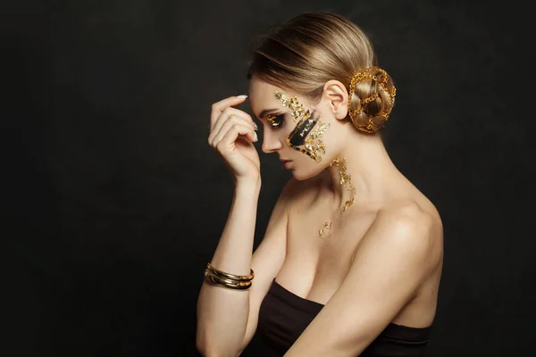 Aantrekkelijke Vrouw Met Creatieve Gouden Make Zwarte Achtergrond — Stockfoto