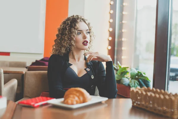 Mooie Sensuele Vrouw Met Krullend Bruin Haar Ontspannen Cafe — Stockfoto