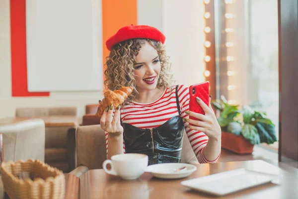 Junge Positive Optimistische Frau Mit Rotem Smartphone Café — Stockfoto