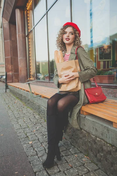 Szczęśliwy Stylowy Młody Hipster Kobieta Czerwony Francuski Beret Kapelusz Ulicy — Zdjęcie stockowe