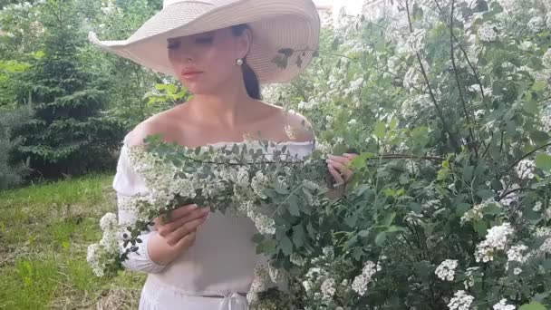 Elegantní Žena Klobouku Letními Květinami Venku — Stock video