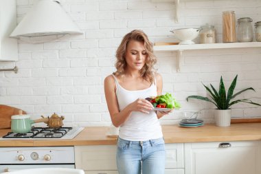 Sağlıklı sebze yiyen sağlıklı bir kadın.