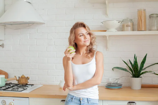 Föda Lycklig Kvinna Med Äppelfrukt Hemma — Stockfoto