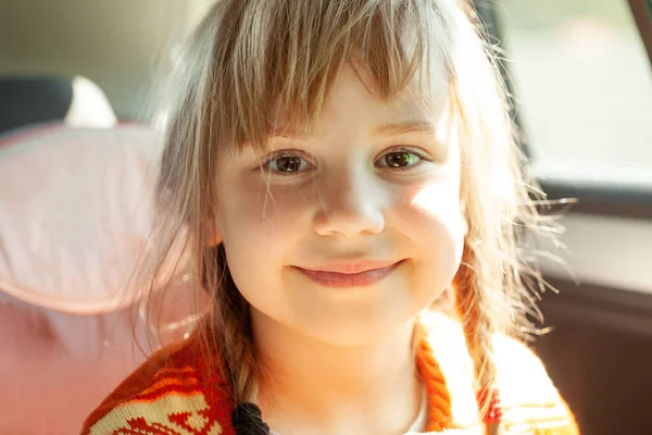 Linda Niña Sentada Asiento Del Coche Sonriendo Seguridad Transporte Niños —  Fotos de Stock