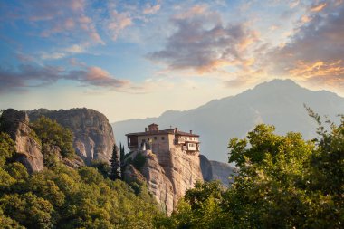 Yunanistan 'ın Meteora kentindeki Rousanou Manastırı. Popüler Yunan ağaç tepesi konumu