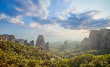 Yunanistan Meteora panoramik görüntüsü. Meteora vadisi kayaları, manastır ve gökyüzü bulutları