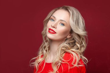 Kırmızı arka planda gülümseyen muhteşem bir kadının portresi. Neşe ve mutluluk