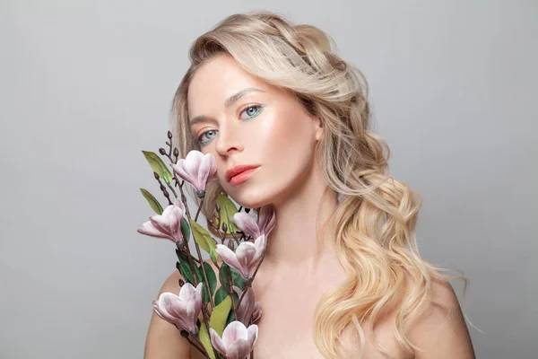 Schoonheidsportret Van Vrouwelijk Gezicht Met Natuurlijke Huid Lang Blond Haar — Stockfoto