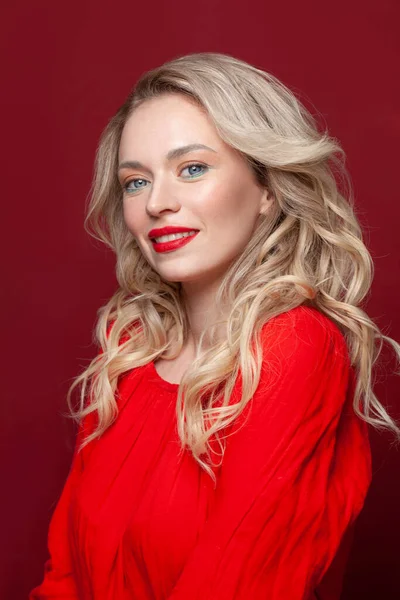 Mulher Feliz Com Maquiagem Perfeita Sorrindo Fundo Vermelho — Fotografia de Stock