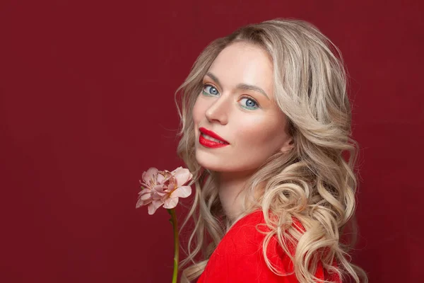 赤い背景に花を持つ美しい女性 美しい夏の肖像 — ストック写真