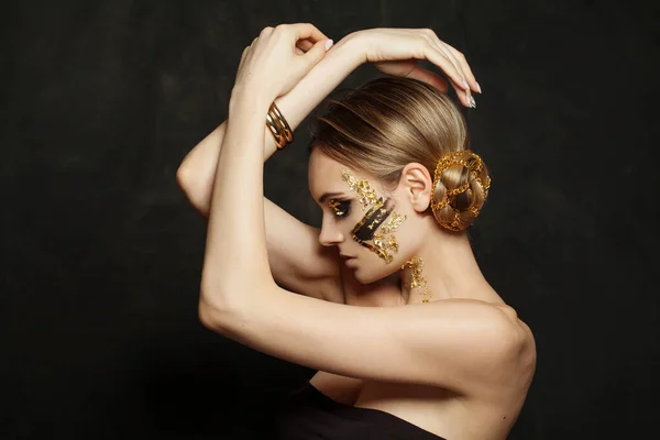 Perfect Brunette Model Vrouw Met Creatieve Gouden Make Updo Kapsel — Stockfoto