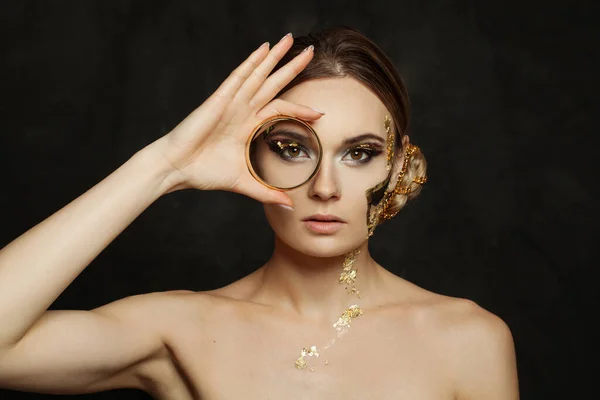 Aantrekkelijke Model Vrouw Met Modieuze Make Houden Gouden Armband Zwarte — Stockfoto