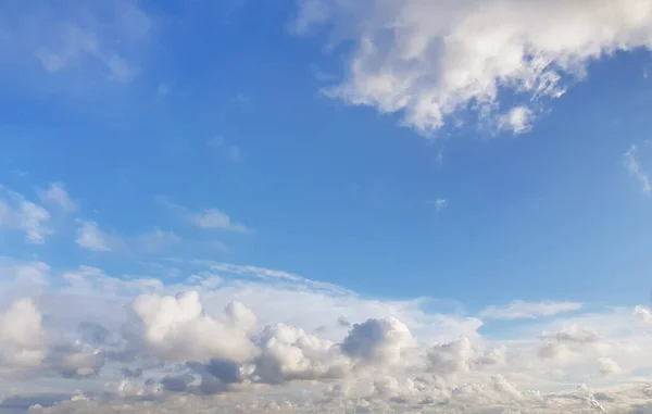 Ciel Bleu Clair Avec Nuages Papier Peint Skyline — Photo