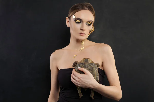 Leuke Vrouw Met Gouden Make Houden Schildpad Huisdier Zwarte Achtergrond — Stockfoto