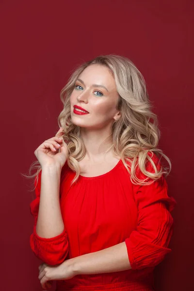 Idealna Dojrzała Blondynka Makijażem Zdrowe Kręcone Włosy Noszące Czerwoną Sukienkę — Zdjęcie stockowe
