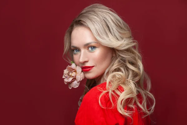 Mulher Loira Atraente Com Flor Fundo Banner Vermelho — Fotografia de Stock