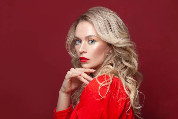 Elegante Mujer Modelo Rubia Madura Con Maquillaje Labios Rojos Cabello — Foto de Stock