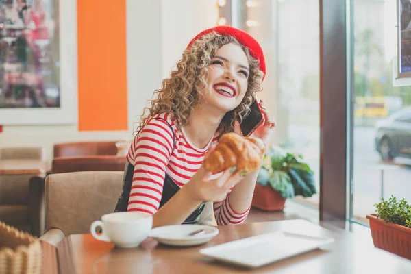 Lachende Junge Frau Café — Stockfoto