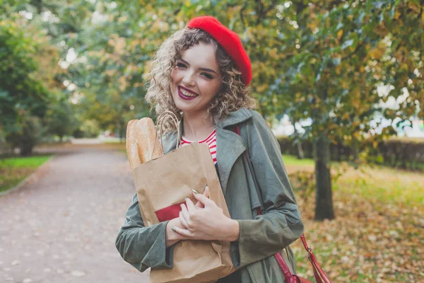 Sonriente Joven Boina Roja Sosteniendo Fresco Francés Baguette Aire Libre — Foto de Stock