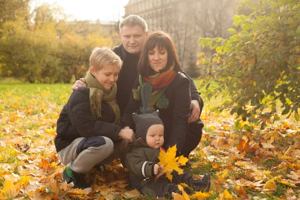 Autumn Family Sitting Fall Leaves Fall Park Outdoors Love Care — Stock Photo, Image