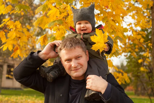 Padre Suo Figlio Bambino Passeggiano Nel Parco Autunnale — Foto Stock