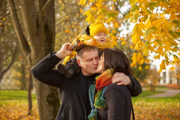 快乐的爱着家人拥抱在室外的秋天公园里 家庭的爱 关怀和积极的关系 — 图库照片