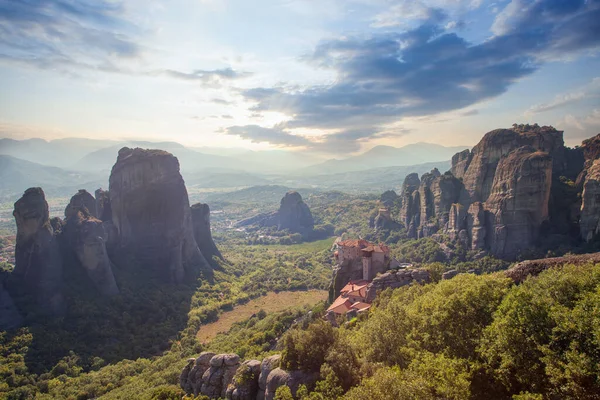 Meteora Vadisi 'nin muhteşem panoramik manzarası. Yunanistan ve Avrupa 'daki dağ vadisi üzerinde renkli gökyüzü olan güneşli bir manzara