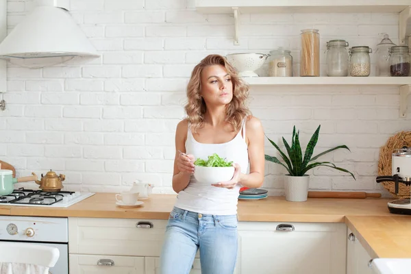 Attraktiv Ung Kvinna Äter Sallad Kvinnlig Modell Hemma Diet Koncept — Stockfoto