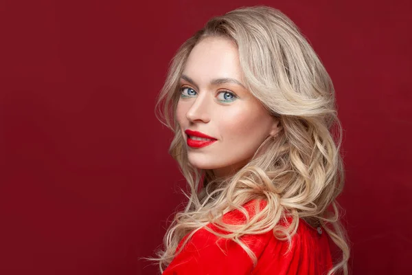 Uśmiechnięta Modelka Czerwonym Tle Ładna Kobieta Makijażem Kręcone Włosy Portret — Zdjęcie stockowe