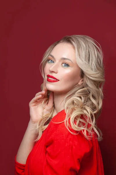 Cute Kobieta Makijażu Blond Kręcone Włosy Uśmiecha Się Czerwonym Tle — Zdjęcie stockowe