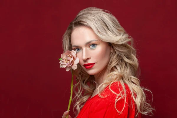 Preciosa Mujer Con Maquillaje Sosteniendo Flor Rosa Sobre Fondo Rojo — Foto de Stock