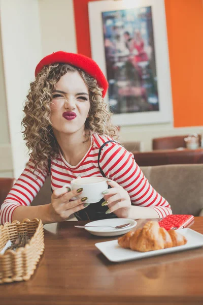 Young Woman Grimacing Cafe — Stock Photo, Image