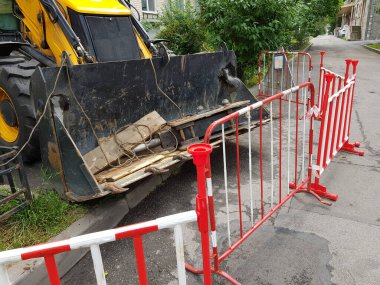 İnşaat endüstrisi konsepti. Kazıcı ve tehlike çiti