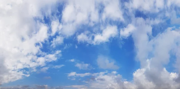 Идеальное Голубое Небо Белыми Пушистыми Облаками Фоновая Облачность — стоковое фото