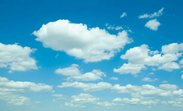 白いふわふわの雲と完璧な青空 美しい空の雲の背景 — ストック写真