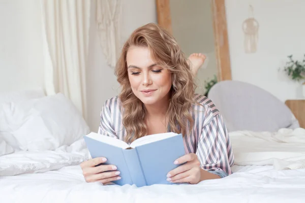 Wanita Cantik Berbaring Tempat Tidur Saat Membaca Buku — Stok Foto