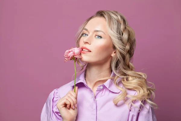 Selbstbewusst Freundliche Attraktive Frau Auf Rosa Hintergrund — Stockfoto