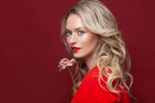 Mulher Modelo Elegante Com Maquiagem Cabelo Encaracolado Saudável Fundo Vermelho — Fotografia de Stock