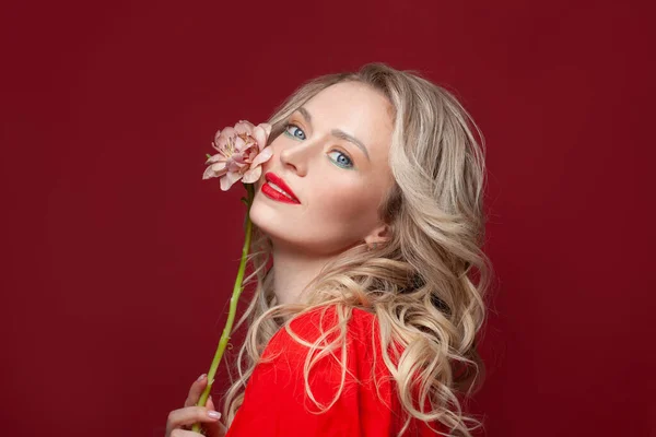 Självsäker Blond Kvinna Ler Röd Bakgrund — Stockfoto