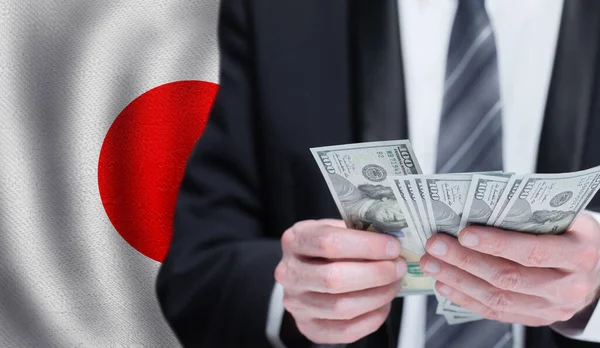 Notas Dólares Mãos Masculinas Fundo Bandeira Japonesa Banca Negócios Investimento — Fotografia de Stock