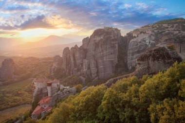 Yunanistan 'da güzel bir gün batımı. Meteora Kayaları, Kalampaka, Manastır ve Günbatımı Bulutları