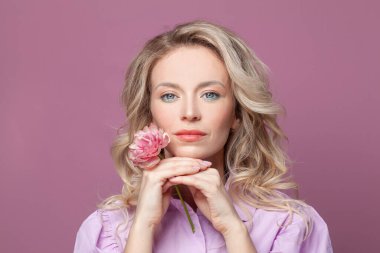 Gülümseyen sarışın olgun kadın yüzü parlak pembe arkaplan portresi üzerinde