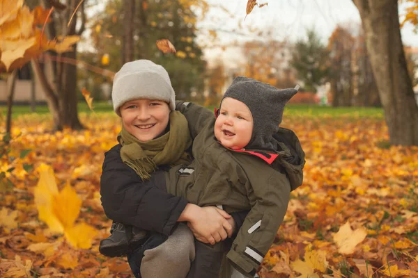 秋の公園で笑っている2人の兄弟子供屋外 — ストック写真