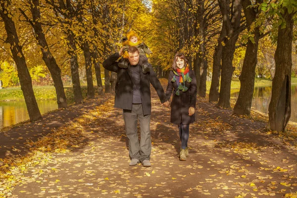 Amorosos Mamãe Papai Com Bebê Andando Parque Outono Juntos Família — Fotografia de Stock