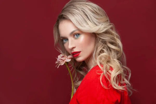 Retrato Moda Mulher Madura Perfeita Vermelho Sobre Fundo Vermelho — Fotografia de Stock