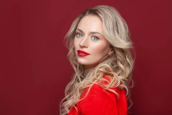 Cara Mujer Madura Rubia Feliz Sobre Retrato Fondo Rojo Brillante — Foto de Stock