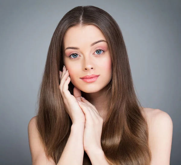 Mujer Modelo Saludable Con Cabello Largo Sano Color Marrón Liso — Foto de Stock