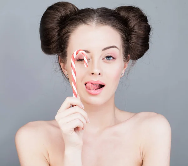 Mujer Bastante Moda Con Maquillaje Rosa Perfecto Peinado Updo Sosteniendo — Foto de Stock